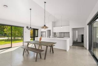 Spacious Contemporary 4-Bedroom Lake Hayes Escape - 7