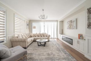 Comfortable 5BR Stay in Prime Sunnybank with Pool - 0