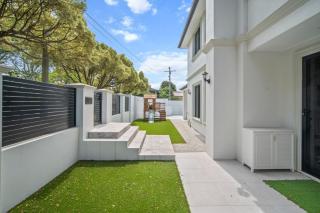 Comfortable 5BR Stay in Prime Sunnybank with Pool - 3