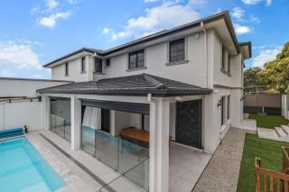 Comfortable 5BR Stay in Prime Sunnybank with Pool - 1