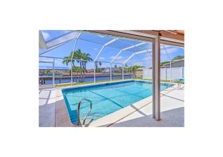 Family friendly home on water with kayaks and pool - 9
