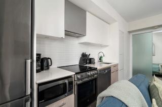 Chic 2BR Condo Toronto Core Steps to Eaton Centre - 1