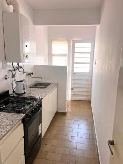 Departamento acogedor con balcón y vista a los árboles - 4