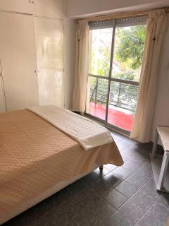 Departamento acogedor con balcón y vista a los árboles - 3