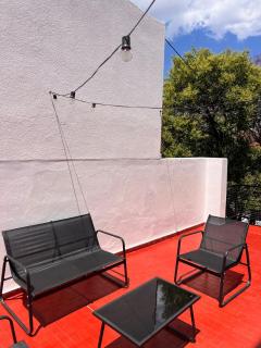 Departamento acogedor con balcón y vista a los árboles - 1