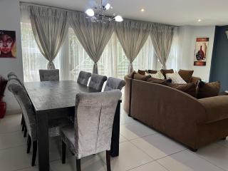 3 bedroom self catering @ Lelapa La Baphogole - 8