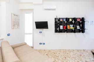 Metro M3 - 10 min Duomo - Cozy Apt W Balcony and AC - Milan - 0