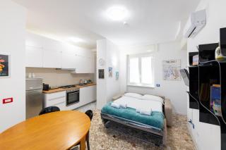 Metro M3 - 10 min Duomo - Cozy Apt W Balcony and AC - Milan - 7