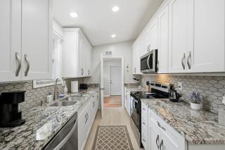 New Lakefront Getaway Private Hot Tub Min to DMC - 8