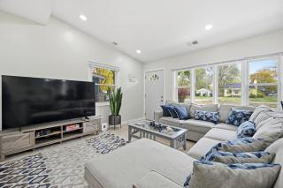 New Lakefront Getaway Private Hot Tub Min to DMC - 7