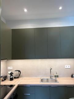 High-End 1BR with Elegant Design & Balcony - 9