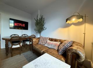 Modern Victorian 2BR Apt - Water & City Views - 8