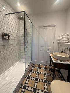 Modern Victorian 2BR Apt - Water & City Views - 3