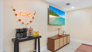 The Shark Tank Cocoa Beach - Retro Florida, Downtown, 5-Min Walk to Beach, Shops & Bars - 5