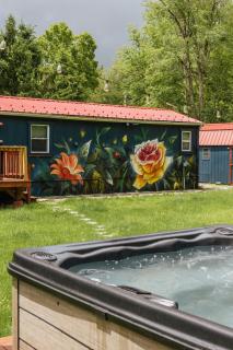 Mural Art Cabin With Pond And Hot Tub - 7