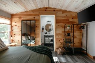 Mural Art Cabin With Pond And Hot Tub - 9