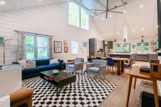 Hare & Hollow with Hot Tub & Fenced Yard - 9