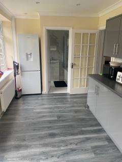 Spacious 4 Bed Contractor House Free Parking - 6