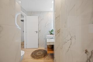 Nikos Lux By Van - 6