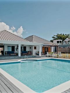 Beachfront villa with pool and staff - 0