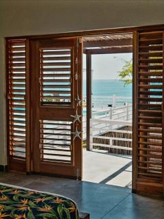 Beachfront villa with pool and staff - 8