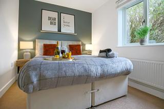 Stylish Apartment with Balcony, Free Parking, Fast Wifi and Smart TV with Sky and Netflix by Yoko Property - 7