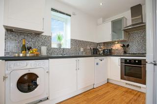 Stylish Apartment with Balcony, Free Parking, Fast Wifi and Smart TV with Sky and Netflix by Yoko Property - 4