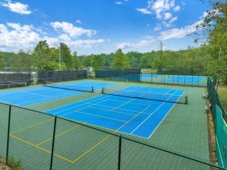 Hot Tub & Fire Pit: Cozy Pines Chalet in Poconos - 2