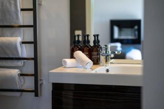 A Room on the Peninsula - 7