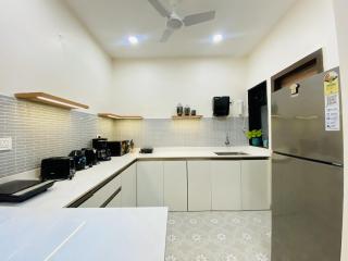 Urban Nomad Corner - 1BHK Near Candolim Beach with Pool, Kitchen, Parking & WiFi - 5