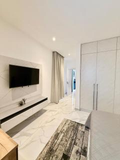 Spacious 2BDR with Pool, gym and parking - 2