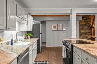 Sugar Bear Cabin - 7