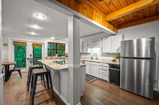 Sugar Bear Cabin - 4