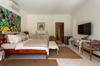 Three Bedrooms Elegant Home Walking Distance to The Beach - 8