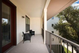 Cozy 2BR w Pool Gym Near Rvrwalk Dome Conv Ctr - 2