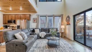 Indoor Pool Hot Tub Vols Spirit with Sweeping Mountain Views Smokeys Den by AvantStay - 4