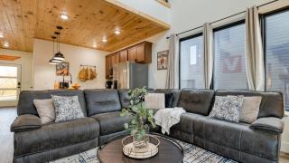 Indoor Pool Hot Tub Vols Spirit with Sweeping Mountain Views Smokeys Den by AvantStay - 2