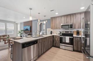 Bright 2BR 2BA Stay in SLC w Balcony - 9