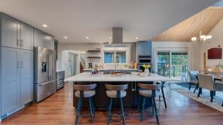 Retreat with Lake Access Deck Modern Interior Agate Peak by Avantstay - 2