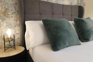 STYLISH & SPACIOUS 4 BEDROOM HOUSE - FREE DRIVEWAY PARKiNG - 7