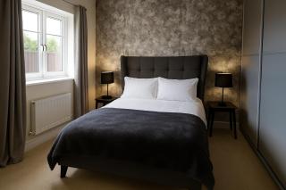 STYLISH & SPACIOUS 4 BEDROOM HOUSE - FREE DRIVEWAY PARKiNG - 1