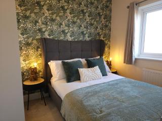 STYLISH & SPACIOUS 4 BEDROOM HOUSE - FREE DRIVEWAY PARKiNG - 6