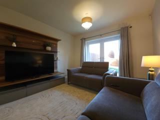 STYLISH & SPACIOUS 4 BEDROOM HOUSE - FREE DRIVEWAY PARKiNG - 6