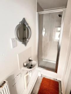 5 bedroom 3 bathroom, Parking, Netflix, Pool table, Wifi, Contractors, NHS, Families - 7