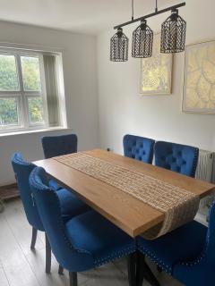 5 bedroom 3 bathroom, Parking, Netflix, Pool table, Wifi, Contractors, NHS, Families - 5