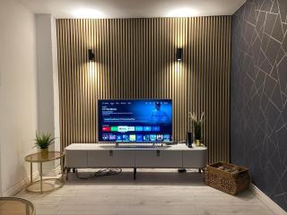 5 bedroom 3 bathroom, Parking, Netflix, Pool table, Wifi,weekly,monthly discounts - 9