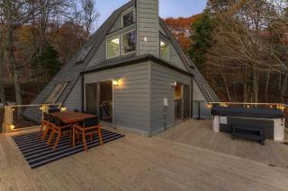 Mountain Views Private Sauna Wet Bar Hot Tub - 0