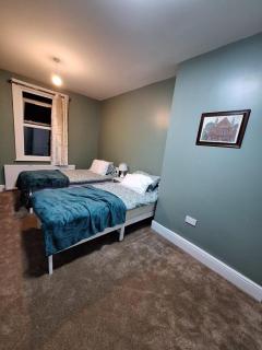 home from home 2 bed flat - 9