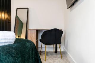 Newly renovated Atherton home by Train station - 5