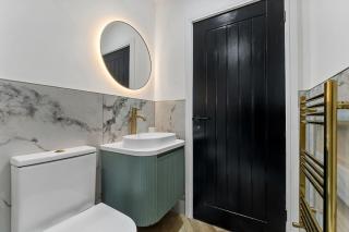 Newly renovated Atherton home by Train station - 6